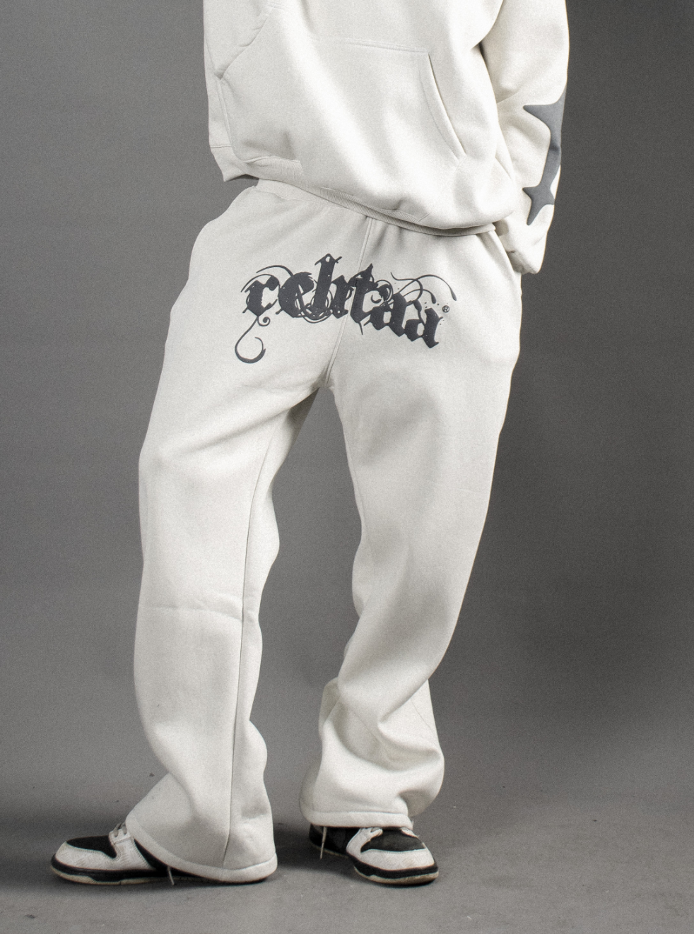 Rehlaa of white pants