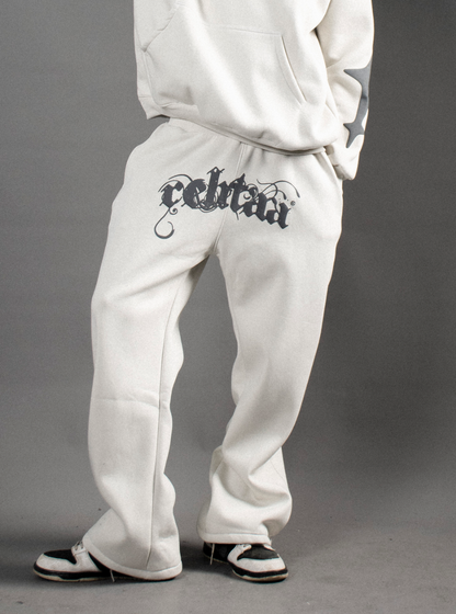 Rehlaa of white pants